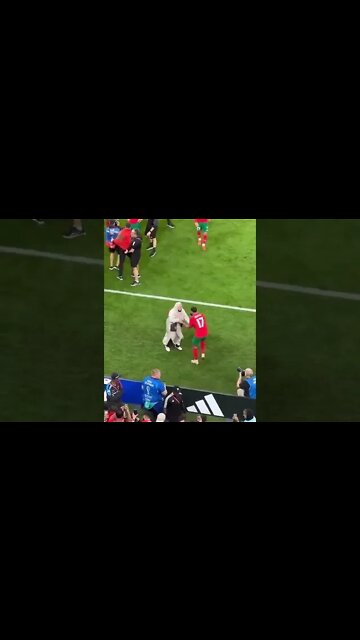 Jogador marroquino comemorando com a mãe