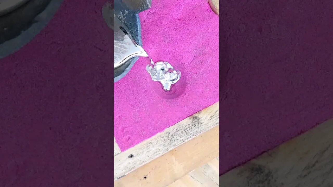 Pouring Molten Metal on Kinetic Sand Experiment #shorts #experiment #cool