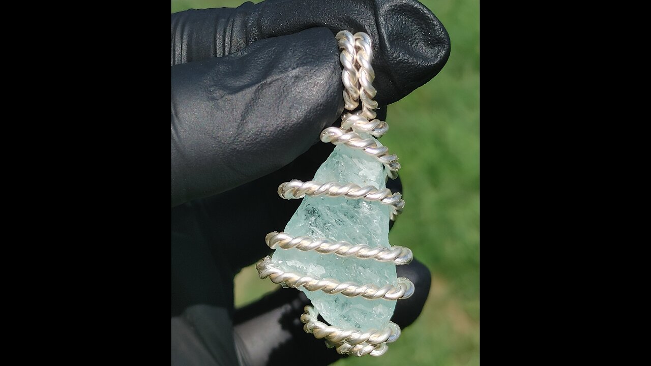 Harmonic Aquamarine Blue Light Amulet