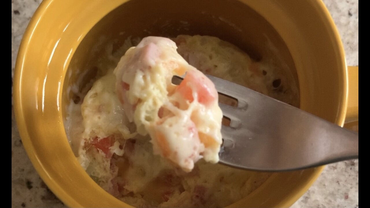 Omelette in a mug: practical, easy and quick.