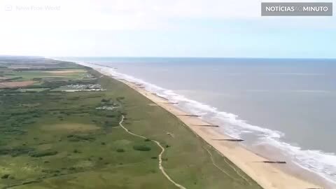 Tubos de 100 metros surgem na costa da Inglaterra
