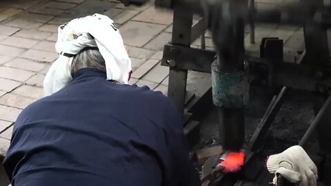 How Japanese samurai swords were made. A 75-year-old swordsman who has made 1,000 Japanese swords-9
