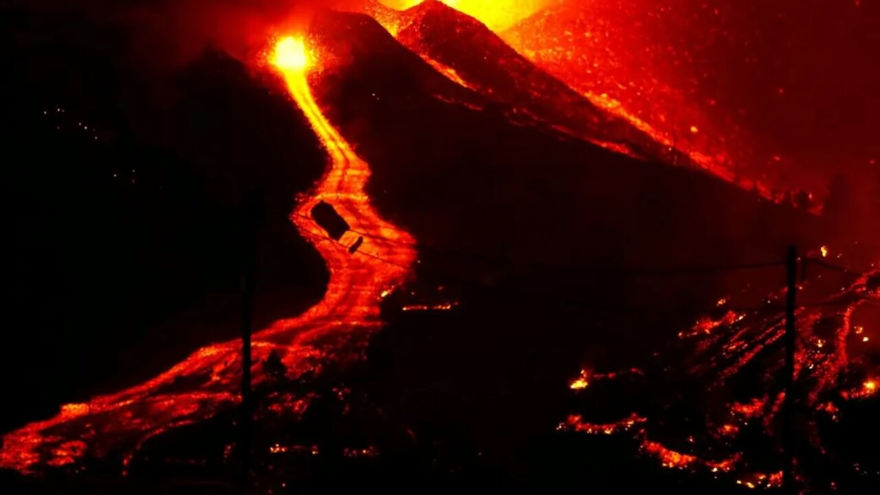 La Palma volcano eruption today. Evacuation, possible tsunami and live updates