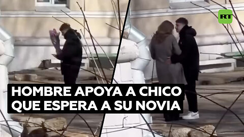 Un hombre comenta y apoya la actitud de un tipo cuya novia llega tarde a una cita