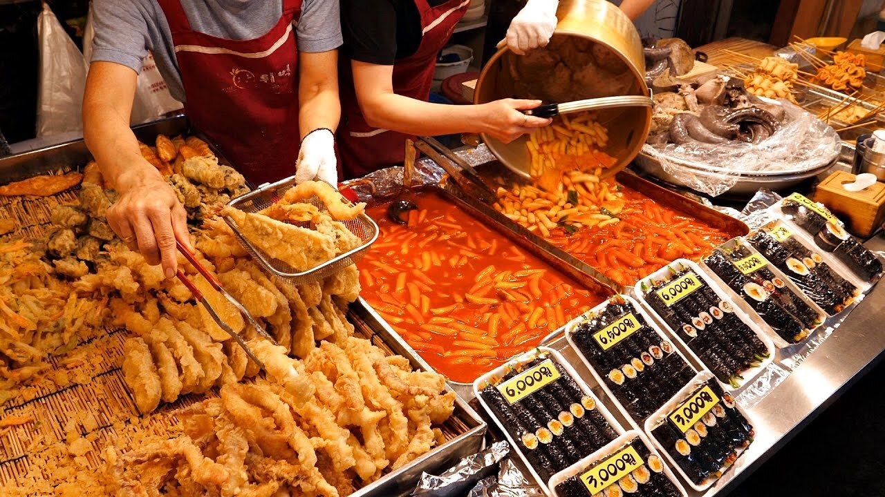 Korean talkbokki! Buyers line up in the morning.