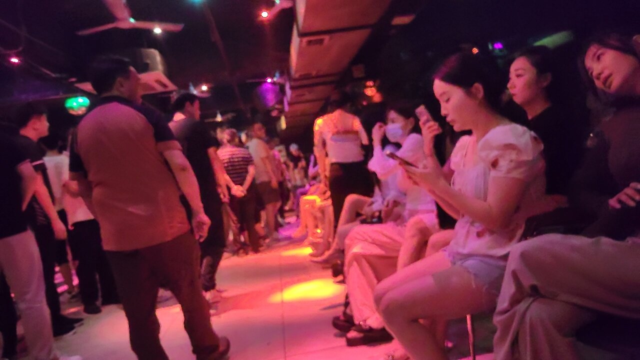 Chengdu dance hall at night is full of scenery