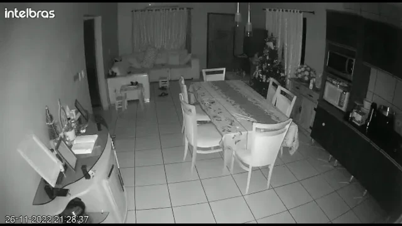 Câmera mostra ação de criminosos dentro de residência em Ubiratã