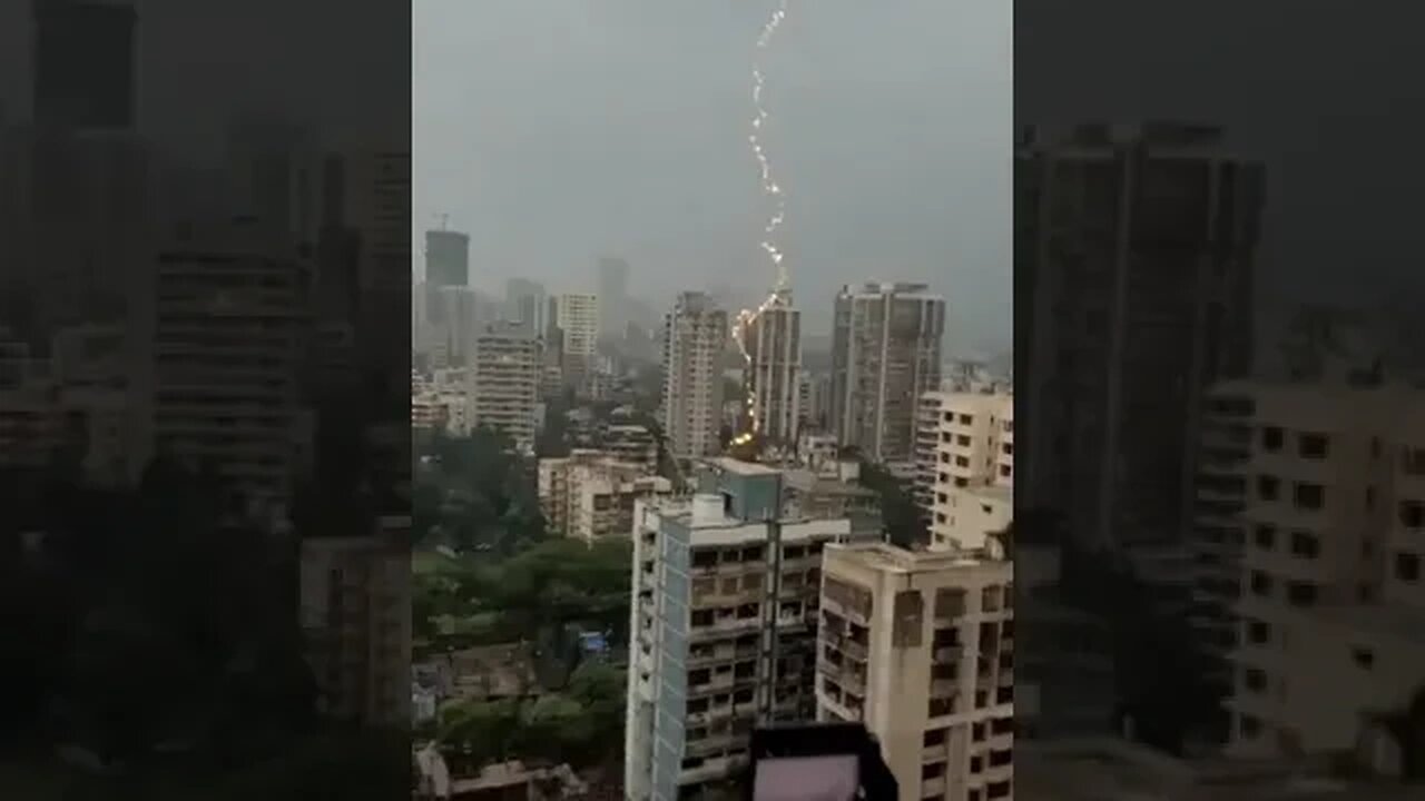 Momento exato da queda de um Raio, morador filma a poucos metros na sacada assista.