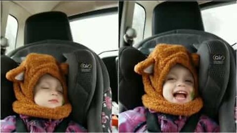 Bambina esprime tutta la sua gioia con un sorriso gigante