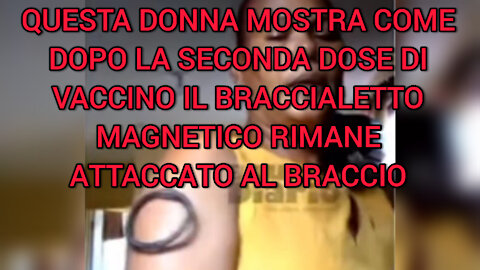 QUESTA DONNA MOSTRA CHE DOPO LA VACCINAZIONE IL BRACCIALETTO MAGNETICO RIMANE ATTACCATATO AL BRACCIO