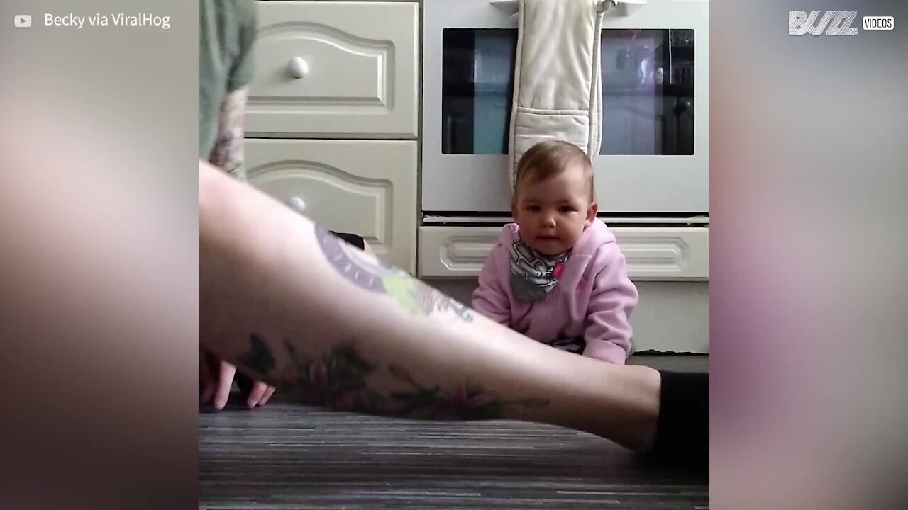 Ce bébé éclate de rire en regardant sa maman jouer à la balle