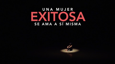 Una mujer exitosa se ama a sí misma