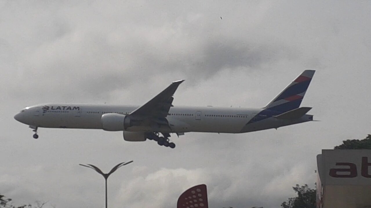 Boeing 777-300ER PT-MUB on final approach coming from Guarulhos before to land in Manaus