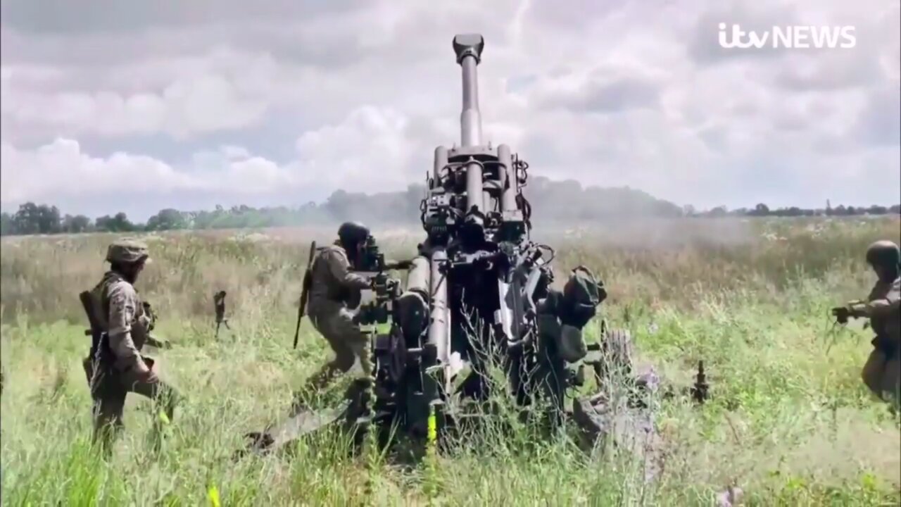 English TV crew under counter-battery fire by Russian artillery while reporting on M777 howitzer