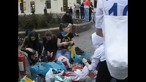 親ロシア派（ウクライナ人：同胞）を焼き殺すために火炎瓶を作るウクライナの少女たち