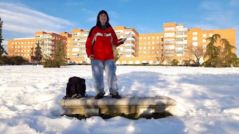 POESÍA EN TIEMPOS DE CORONAVIRUS: El virus del miedo, recitada frente al Hospital Clínico de Madrid.