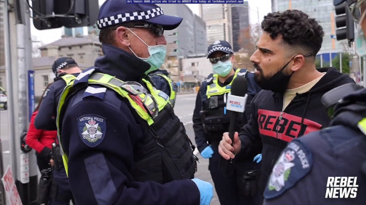 Reportéra v Austrálii při cestě na demonstraci obklopila policie. Tentokrát udělali chybu.