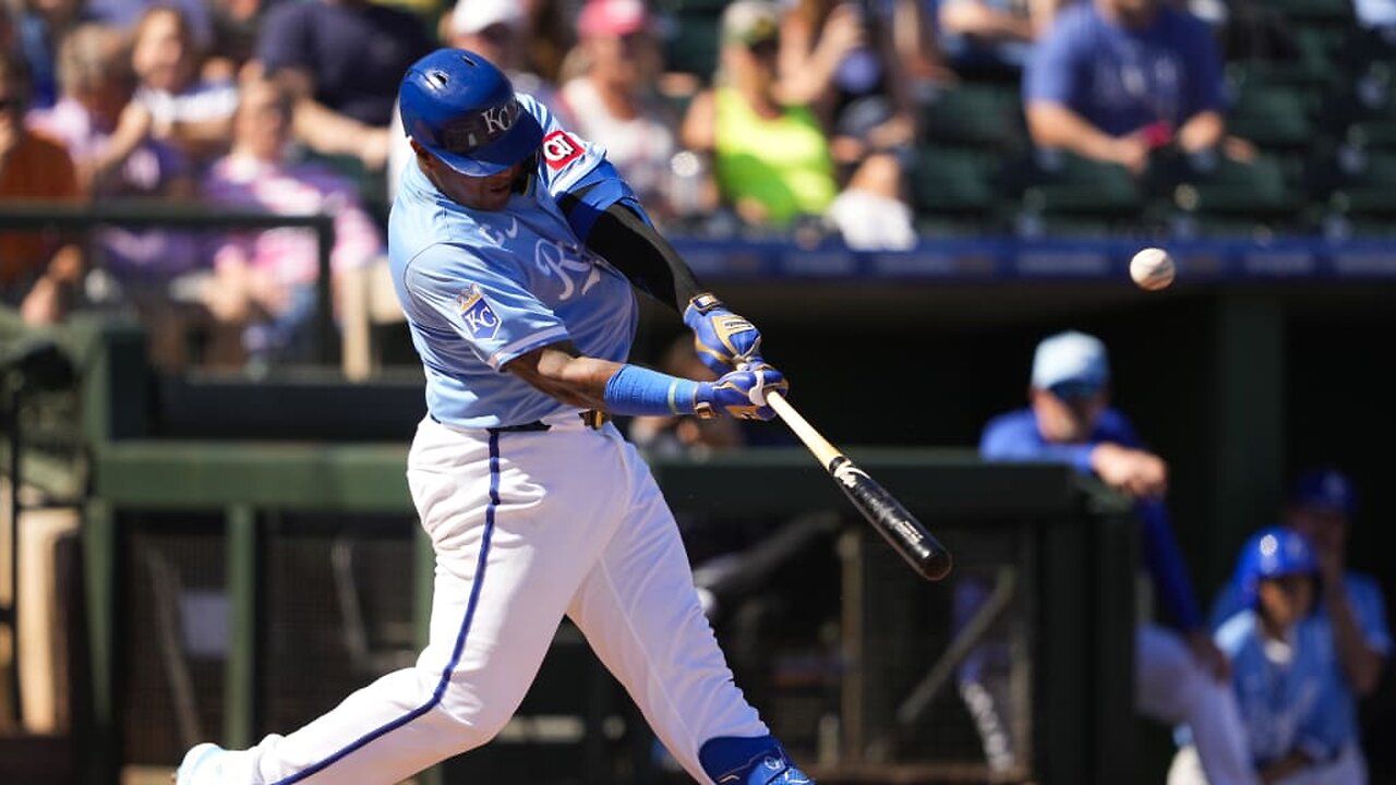 Salvador Perez crushes a two-run homer