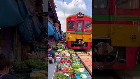 Beautiful Train in City #train #trainvideo #trains #beautiful #subscribe