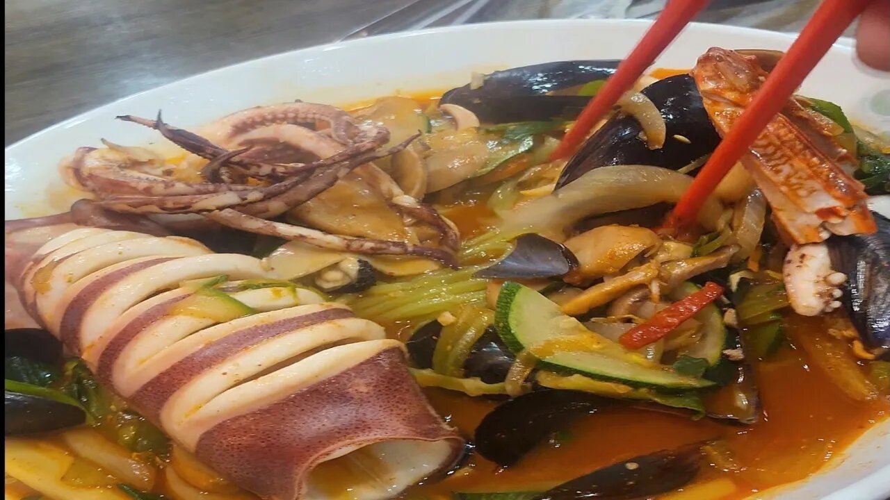 #Korea #food #cook Whole squid jjam-ppong noddle soup at chinese restrant in Korea