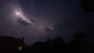 Cet orage génère un éclair en forme de cœur