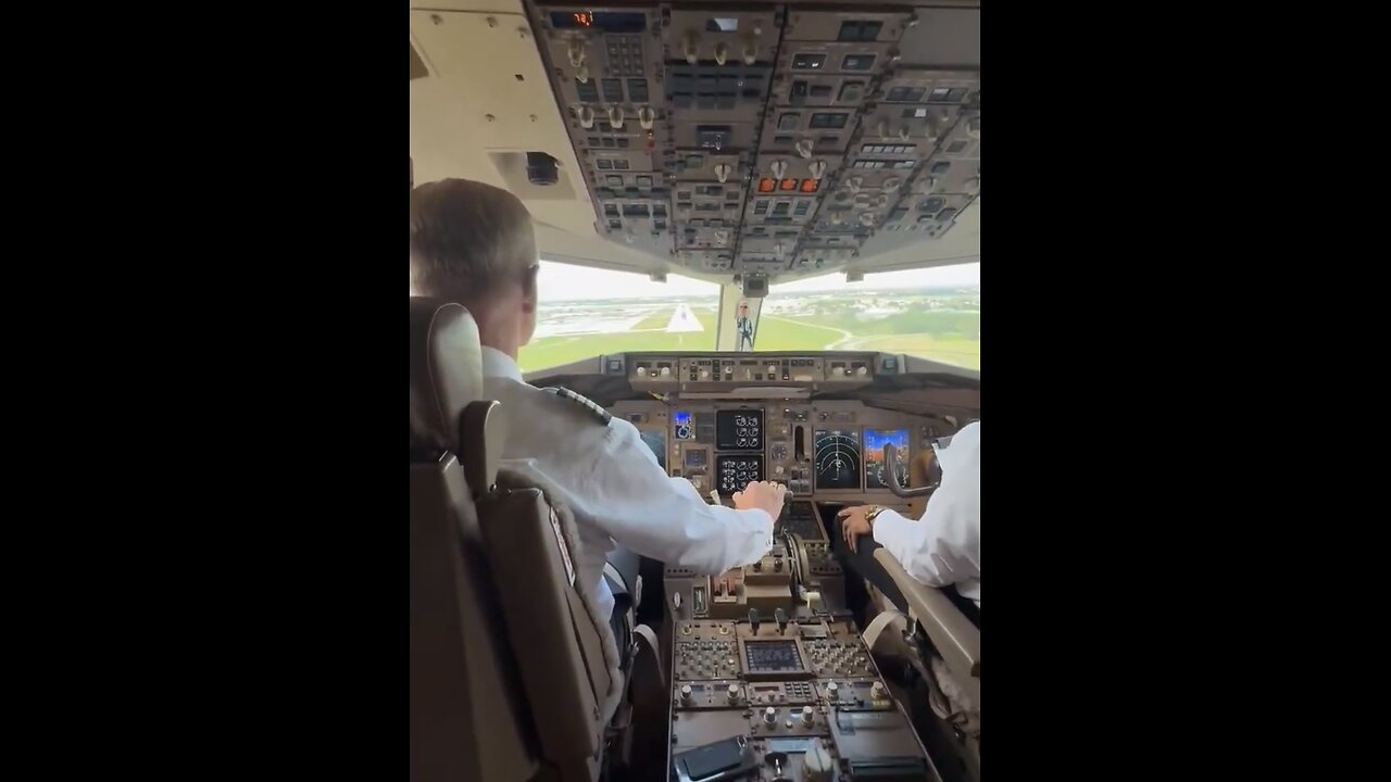 TRUMP❤️🇺🇸🥇🪽👨‍✈️AMAZING-PILOTS-LAND TRUMP FORCE ONE🤍🇺🇸🏅🪽🛫📸ON AIRPORT RUNWAY💙🇺🇸🏅🪽👨‍✈️🛬⭐️