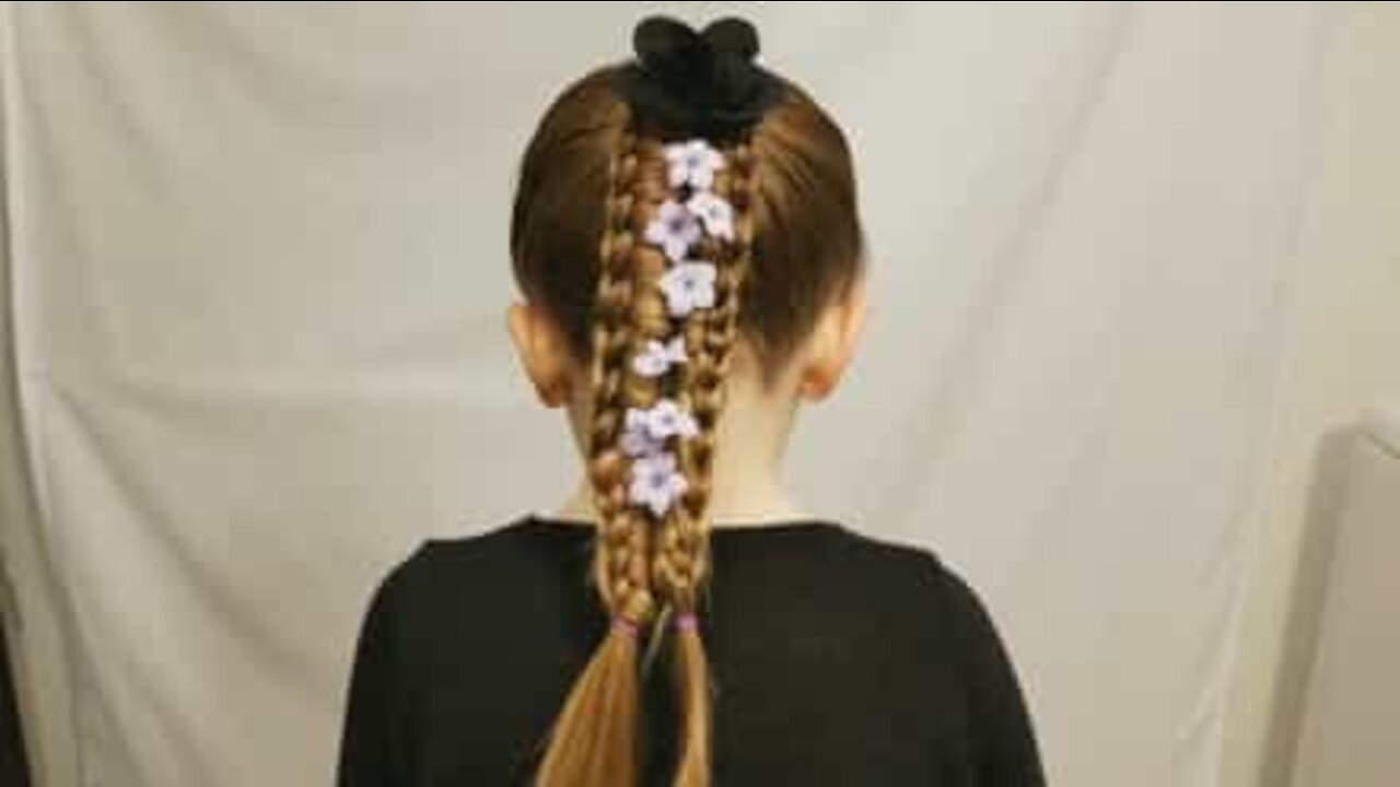 Un père réalise un tuto coiffure sur sa fille