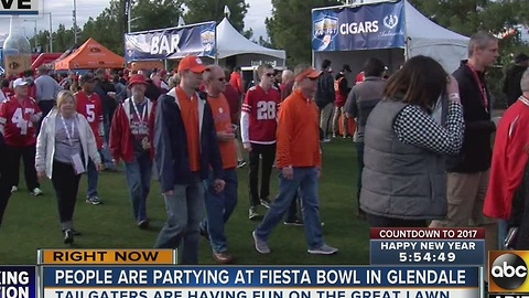 Fans takeover lawn in Glendale for tailgating