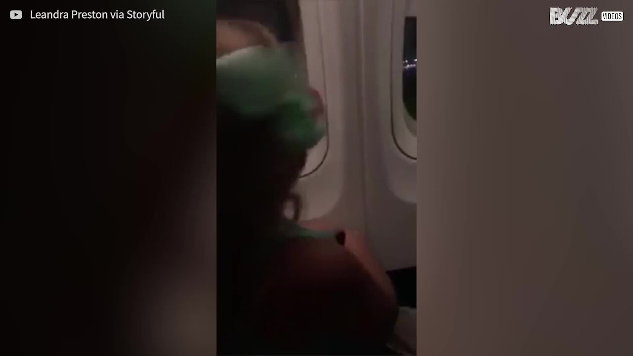 Una bambina emozionata al decollo dell'aereo