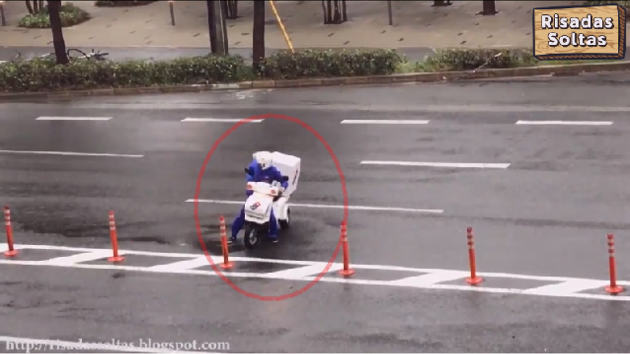 Pizza delivery boy confronts typhoon Jebi in Japan