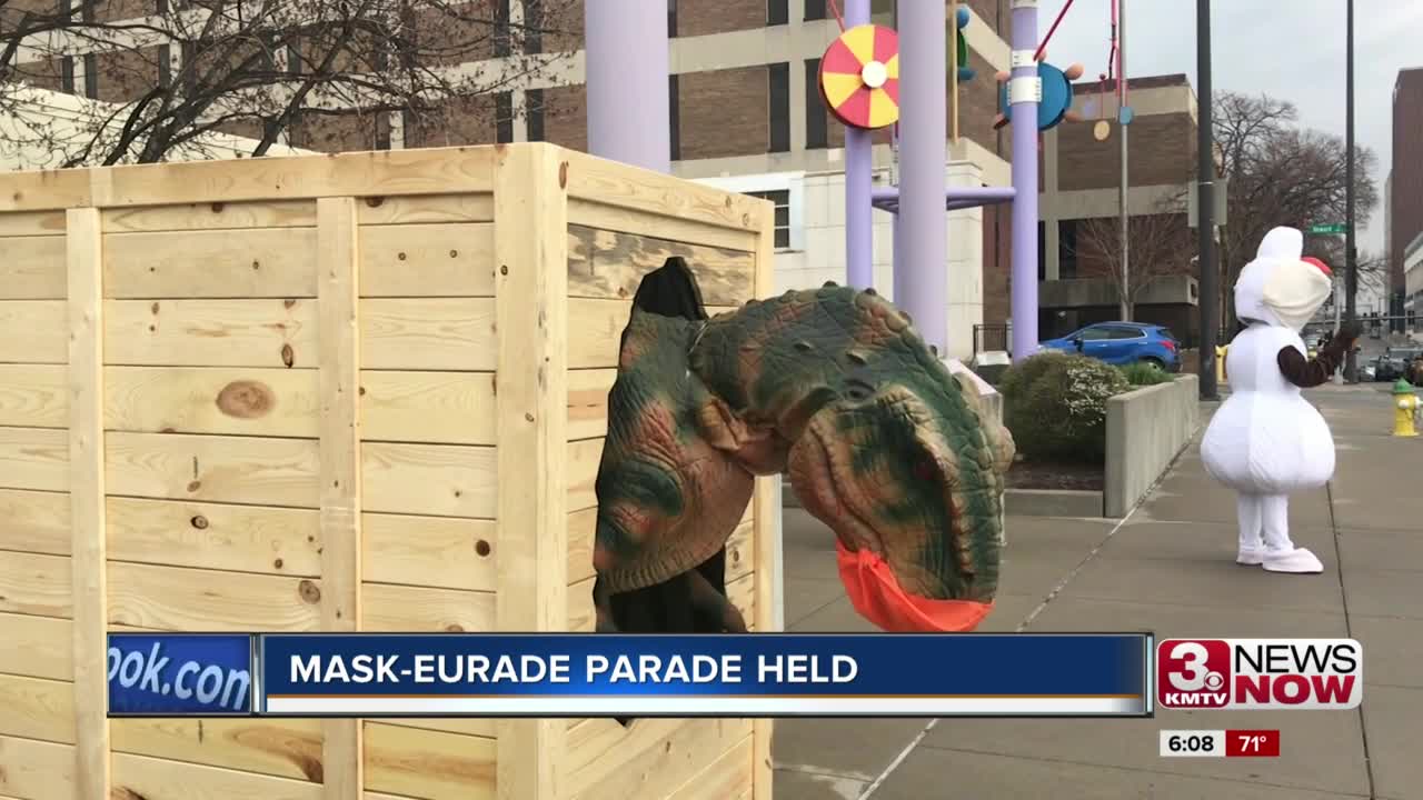 Mask-eurade parade held