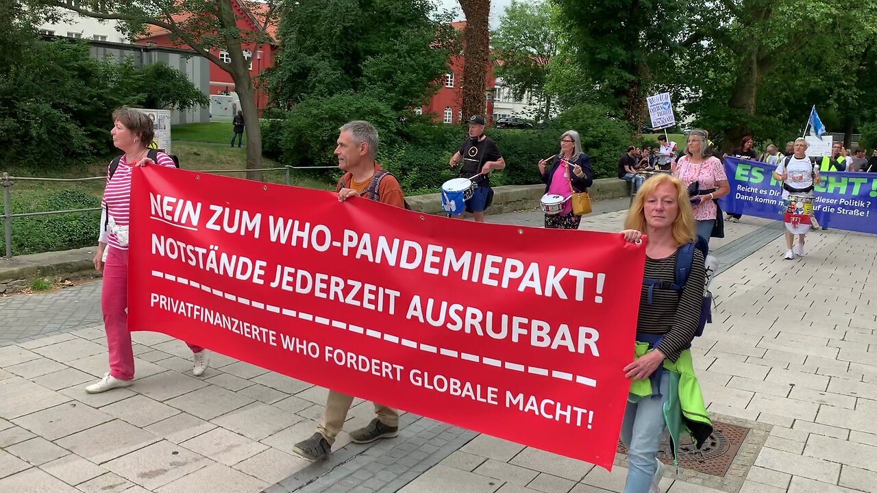 Deutschland Germany Gifhorn Schillerplatz Montagsspaziergang 13.11.2023 demokratievs1984 steht auf