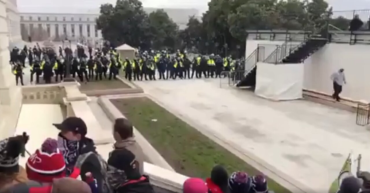 Police Allowing SOME People into the Capitol