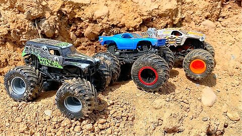 MONSTER JAM | DIRT MOUNTAIN RUMBLE | GRAVE DIGGER | BIGFOOT | HOT WHEELS MONSTER TRUCKS | MAX-D