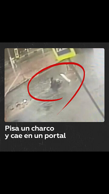 Una mujer se hunde en un agujero lleno de agua mientras pasea