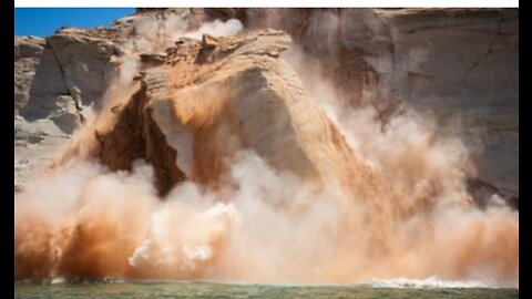 LAKE POWELL MASSIVE PIECE OF ROCK FALLS INTO LAKE CREATING MASSIVE WAVE