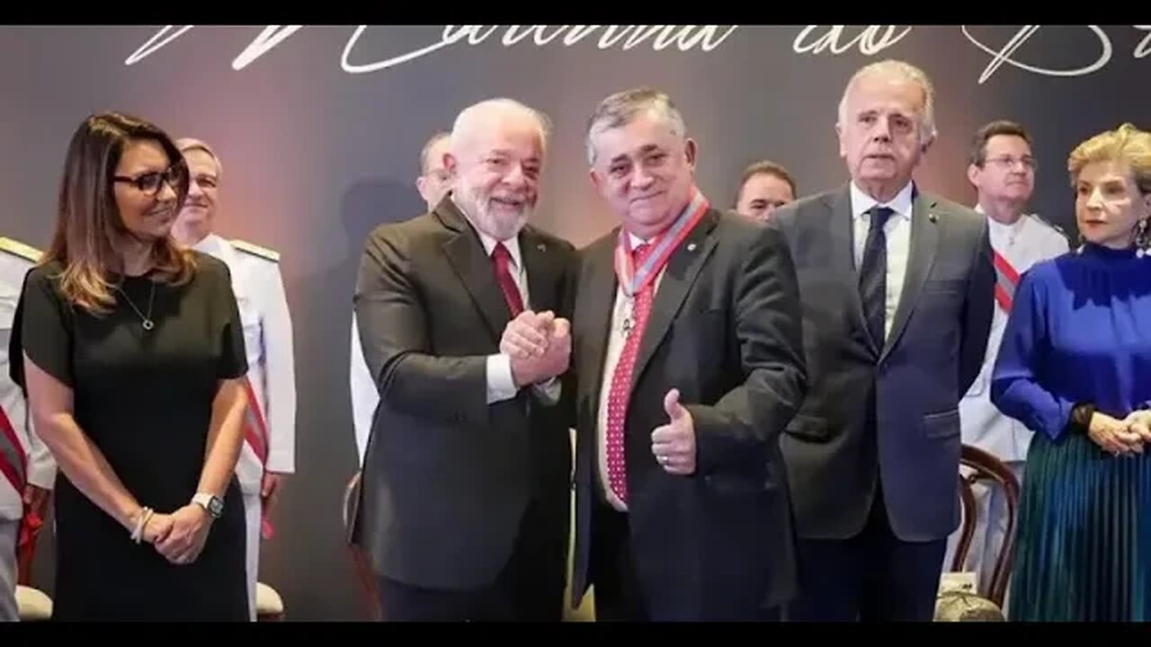 Marinha do Brasil concede honraria a petista que teve assessor pego com dinheiro na cueca