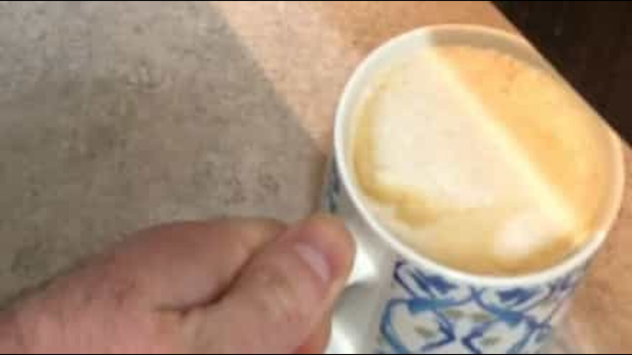 Colega recebe café em cubículo do banheiro