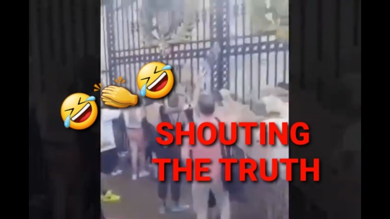 🇬🇧 CROWD CHANTS PEDOPHILES AT BUCKINGHAM PALACE