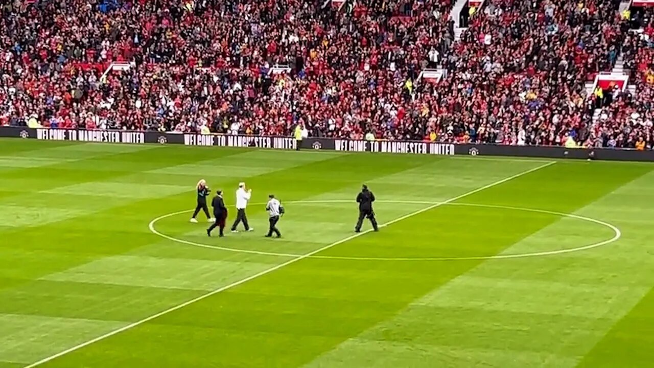 Rasmus Hojlund is unveiled at Old Trafford! Officially a Manchester United player