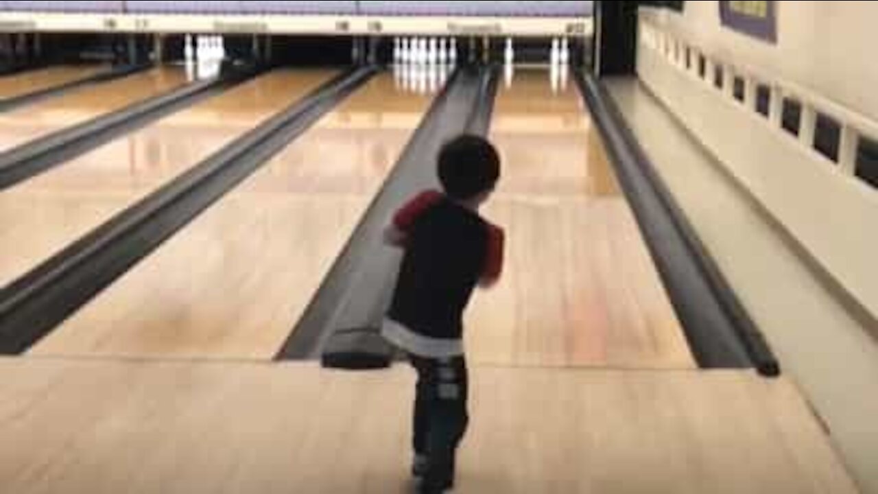 Ce petit garçon fait un spare incroyable au bowling