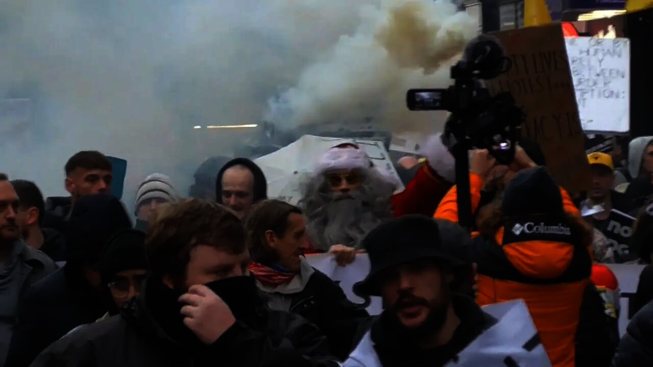 THOUSANDS OF FREEDOM FIGHTERS WITH SANTA OXFORD STREET LONDON 18 DEC 2021