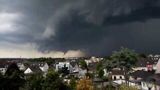 Assustador: Homem filma tornado no Louisiana!