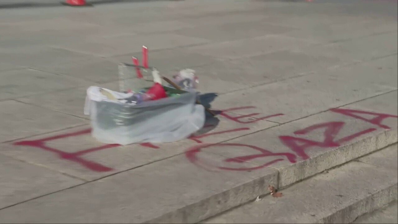 Lincoln Memorial Steps Vandalized With 'Free Gaza' Graffiti, Red Paint