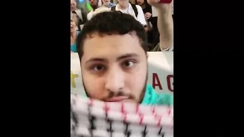 Anti-Israel Protesters Try To Intimidate Journalist
