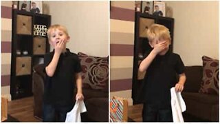Ce petit de 6 ans s'émeut à l'idée de devenir grand frère