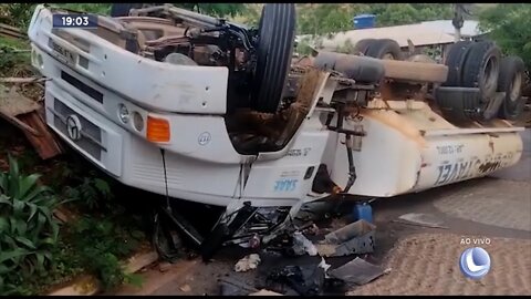 Governador Valadares: Caminhão do SAAE capota em Morro no Bairro Jardim do Trevo.