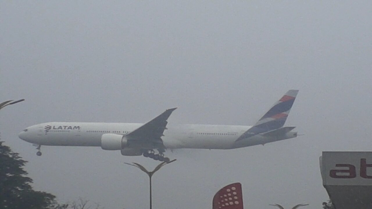 Boeing 777-300ER PT-MUI na final antes de pousar em Manaus vindo de Guarulhos 28022021