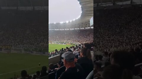 Payet assistindo a festa da torcida do Vasco