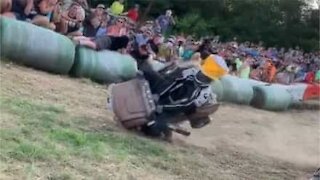 Corrida de carrinhos de brinquedo acaba em quedas hilárias